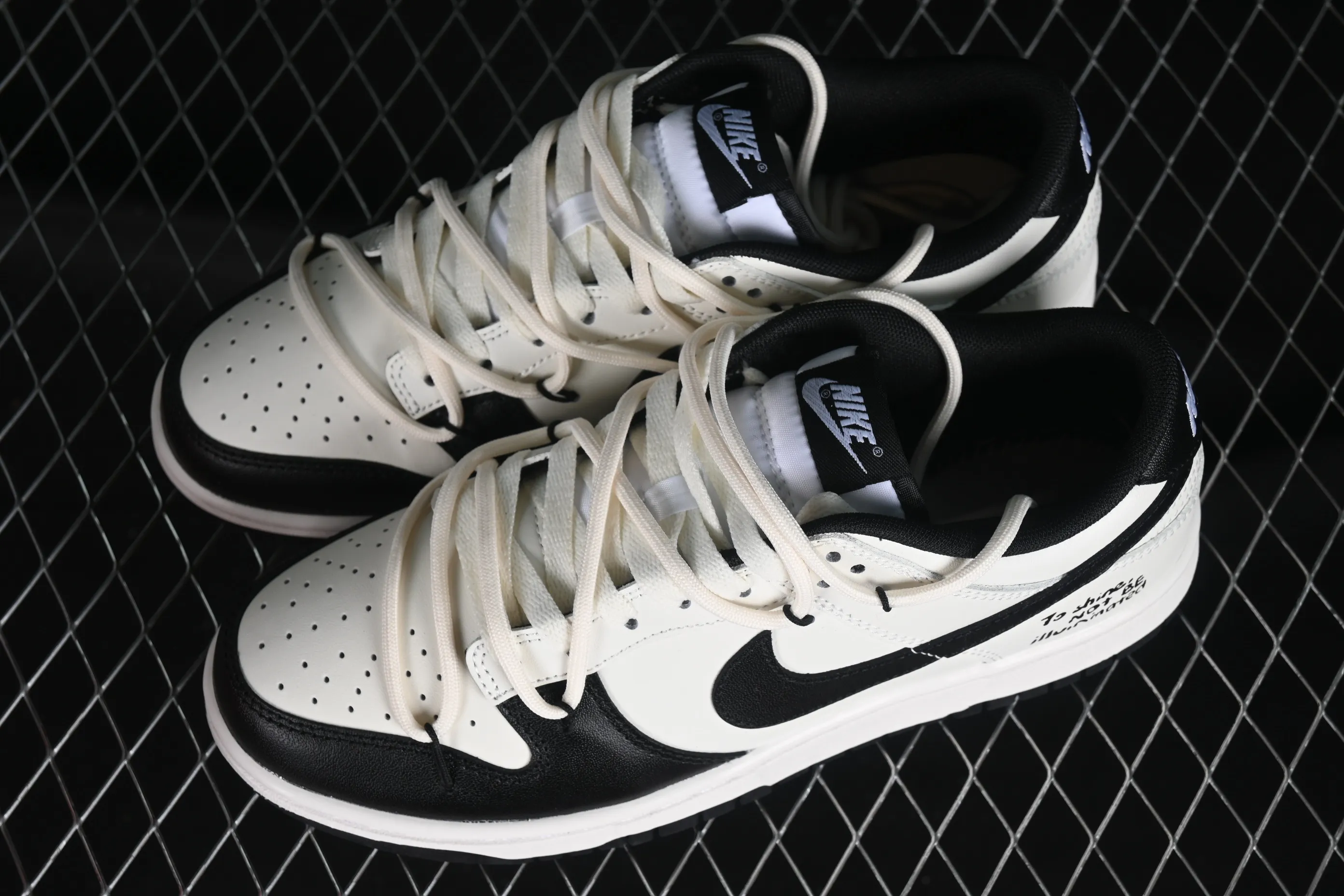 All Categories Nk SB Dunk Series Nk SB Dunk Low Low-top sneakers Nk Dunk Retro Saml Panda Prank Black and white retro style SB strap low-top casual sneakers DD1391-100